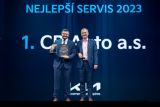 Kia Dealer Awards 2023 Nejlepsi Servis2023 Frantisek Fiser Predseda predstavenstva CB Auto a Tomas Kleissner reditel COX Kia Czech