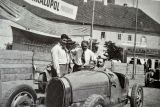 Zleva Jiří Kristián Lobkowicz, tajemník Autoklubu RČS Vilém Ronovský, ředitel závodu, ve voze Bugatti portugalský jezdec Henrique Lehrfeld